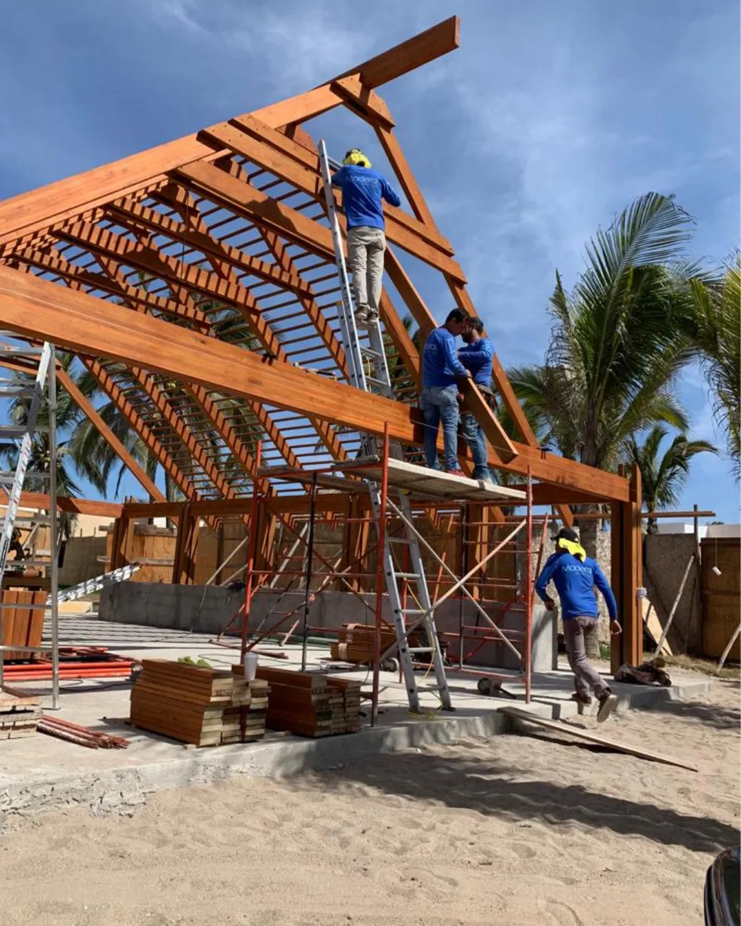 Equipo Pergola by Maderal en etapa de construcción e instalación