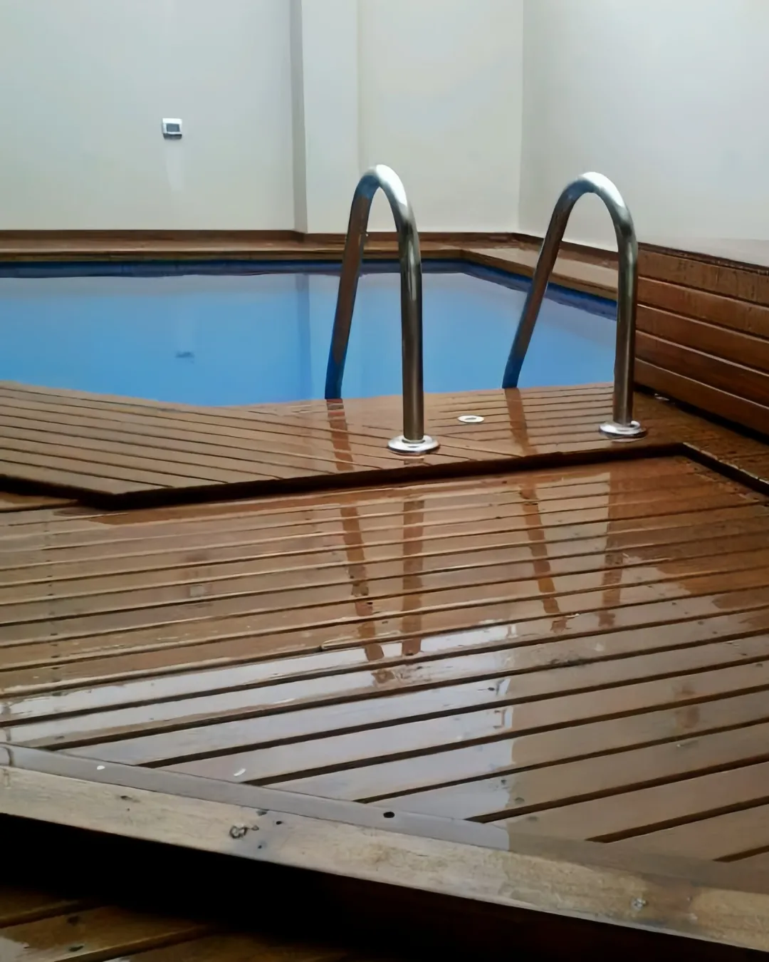 Equipo Pergola by Maderal en etapa de restauración y mantenimiento