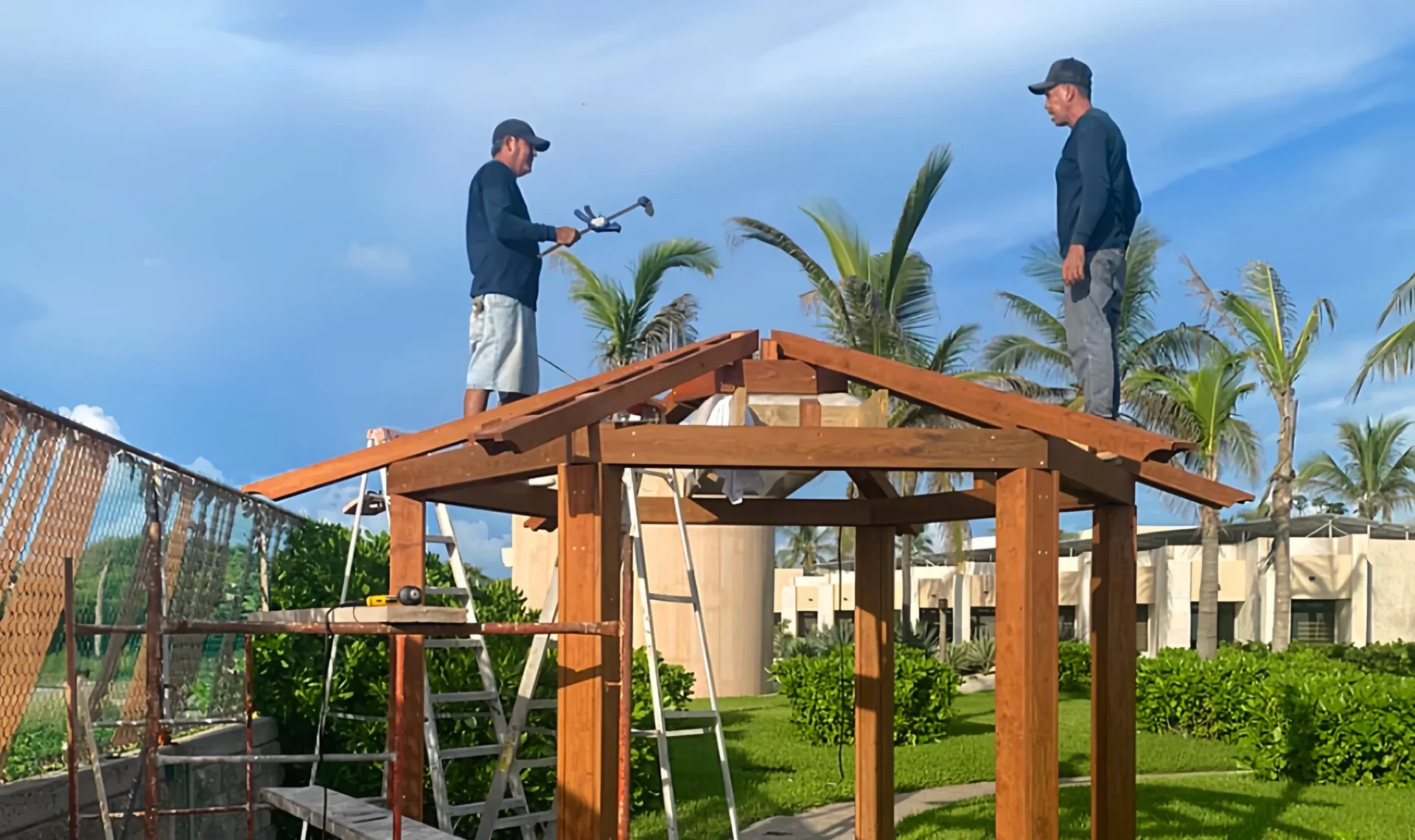 Equipo Pergola by Maderal en etapa de construcción e instalación