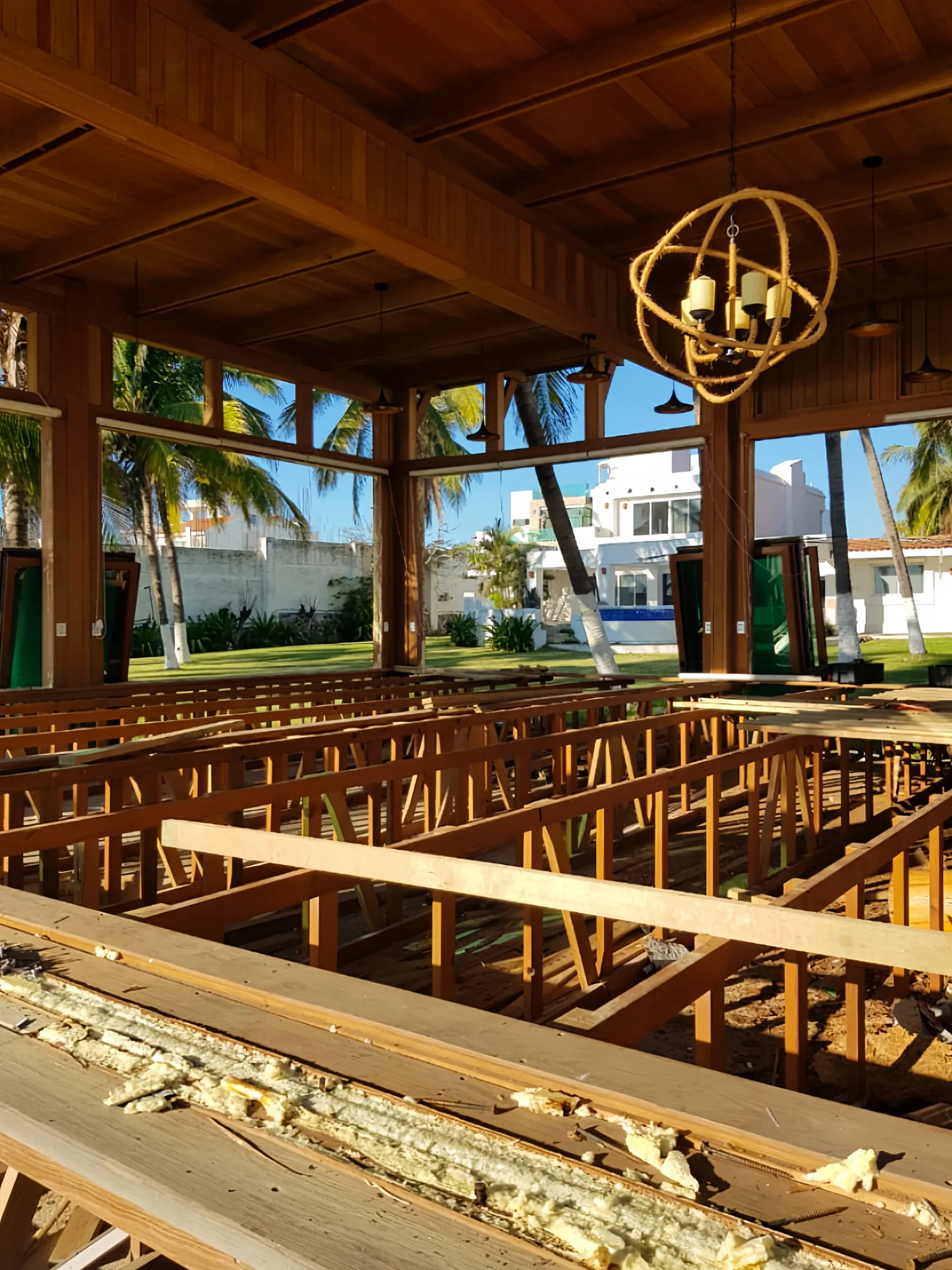 Equipo Pergola by Maderal en etapa de restauración y mantenimiento